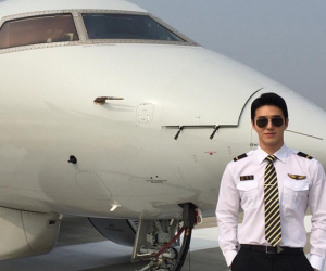 Chàng phi công sở hữu combo hoàn hảo không ai chơi lại: Đẹp trai, cơ bụng 6 múi lại còn thần thái ngời ngời