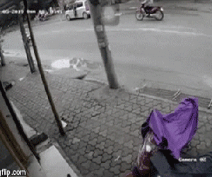 Clip: Mở cửa xe thiếu quan sát, tài xế KIA gây tai nạn kinh hoàng, tài xế xe tải ôm mặt bần thần