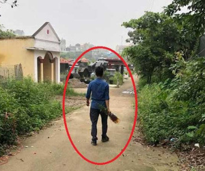 Đằng sau bức ảnh chàng trai trẻ cầm bó hoa cúc vàng, chậm rãi bước vào cổng nghĩa trang
