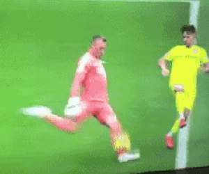 Đạp đối thủ rồi lăn ra ăn vạ, học trò của Gerrard bị đuổi khỏi sân