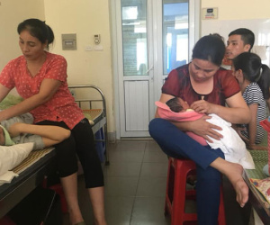 Nàng dâu vàng trong làng lấy chồng: Đi đẻ có hẳn 2 mẹ chồng theo hộ tống, chồng chăm con cẩn thận hơn cả phụ nữ