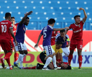 Sau pha va chạm kinh hoàng, cầu thủ Bình Dương bị chấn động não đã xuất viện