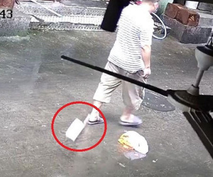 Video: Dao chặt thịt rơi từ tầng 3 chung cư, suýt trúng đầu người đi đường