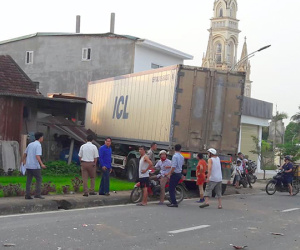 Xe container mất lái tông sập nhà dân