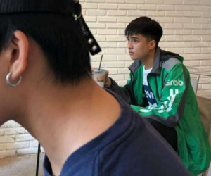 Bị chụp lén khi uống trà sữa giải nhiệt, cậu bạn làm hội mê trai thốt lên: 'Anh ơi đừng chạy xe ôm nữa, chạy vào tim em này!'