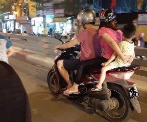 Cả gia đình dung dăng chở nhau đi chơi phố, vị trí ngồi của em bé khiến bao người trố mắt kinh ngạc