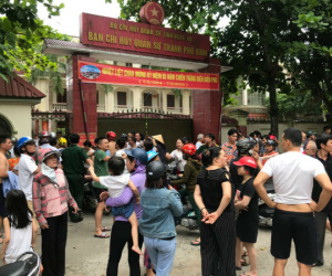 Cháy ở trường mầm non, người dân phá cổng vào sơ tán hàng trăm trẻ nhỏ