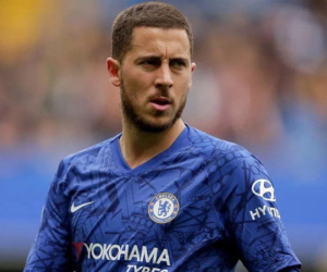 Hazard lắc đầu khi CĐV cầu xin ở lại Chelsea mùa tới