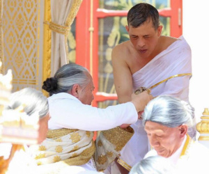 Lễ đăng cơ hé lộ mối quan hệ trong hoàng tộc Thái Lan