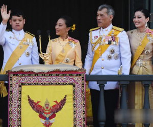 Quốc vương Thái Lan cùng gia đình ra mắt công chúng, kết thúc lễ đăng quang kéo dài 3 ngày nhưng đây mới là nhân vật 'chen ngang' hồn nhiên nhất trong suốt sự kiện