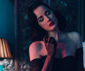 Vẻ đẹp nuột nà của vũ nữ thoát y quyến rũ nhất thế giới Dita Von Teese