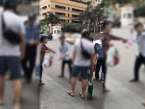 Video: Tài xế cầm côn nhị khúc vụt vào người nước ngoài sau va chạm giao thông