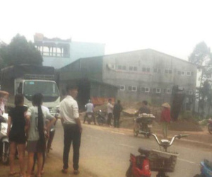 Xúc cát đi bán, tá hỏa thấy người đàn ông ôm gối chết trong đống cát