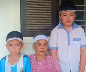 Bố mất chưa giỗ đầu thì mẹ cũng qua đời, hai đứa trẻ 6 và 13 tuổi sống côi cút, đói ăn bên bà ngoại già yếu
