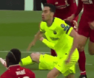 Messi 'im hơi lặng tiếng' vì bị hậu vệ Liverpool dằn mặt từ đầu trận?