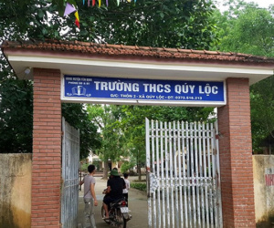 Nhắc nhở học sinh, thầy giáo bị người nhà tới trường đánh nhập viện