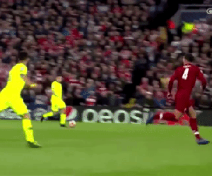Robertson bị Suarez đánh nguội và rời sân sớm, CĐV Liverpool nổi điên