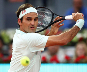 Roger Federer thắng trận đầu tiên trên sân đất nện sau 3 năm