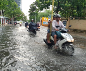 Sài Gòn mưa chuyển mùa, nhiều tuyến đường bị ngập