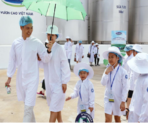 'Siêu' nhà máy đón những vị khách sữa học đường 'nhí'