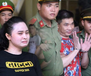 'Trùm ma túy' Văn Kính Dương giơ tay chào người thân, hot girl Ngọc Miu khóc khi bị áp giải ra xe sau phiên xét xử ngày thứ 2