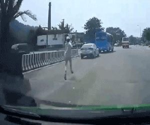 Video: Ô tô con 'thông chốt' bất ngờ, nhân viên trạm thu phí tức tốc đuổi theo