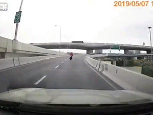 Video: Xe phân khối lớn đâm vào thành cầu, tay lái rơi xuống đất tử vong