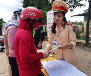 CSGT ra đường đổi hàng ngàn mũ bảo hiểm cho người dân