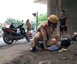 Hà Nội: Đối tượng say rượu đạp đổ xe cảnh sát giao thông vì bị yêu cầu dừng lại thổi nồng độ cồn