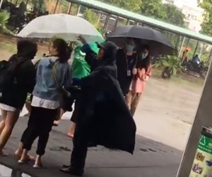 Lại thêm một bác bảo vệ 'có tâm' khiến dân mạng 'phát cuồng': Cầm ô chạy đi chạy lại giữa trời mưa để đưa đón sinh viên từ nhà xe vào lớp học