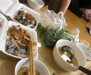 Nhìn bữa trưa chỏng lỏn mấy hộp bánh cuốn đãi nhà chồng ở quê lên, chị em định chê nhưng nghe xong câu chuyện phía sau lại ước ao