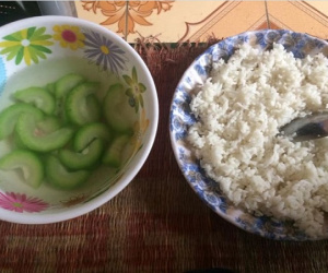 Hội chị em rơi nước mắt khi chứng kiến mâm cơm cữ chỉ có bát cơm trắng và canh suông
