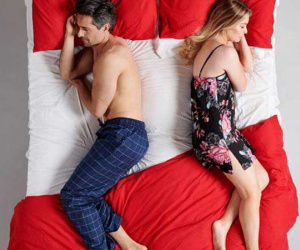Tư thế ngủ tiết lộ điều gì về thói quen 'chuyện ấy' của hai bạn?