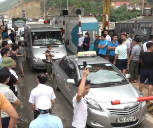 Video: Chủ phương tiện không chịu di chuyển dù BOT Hòa Lạc xả trạm