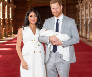 Vừa xuất hiện sau khi sinh con, Meghan lộ thân hình mất cân đối, vòng 2 to quá khổ nhưng lại được người hâm mộ hết lời khen ngợi vì điều này