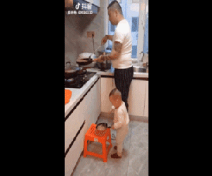 Chồng đảm đang đã gặp nhiều, nhưng khéo tay cả bố lẫn con thế này đúng là ao ước của mọi bà mẹ rồi
