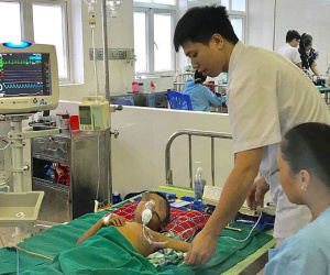 Chữa sốt bằng thuốc lá của thầy lang, bé trai 5 tuổi nguy kịch