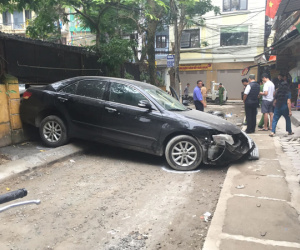 Hà nội: Nữ tài xế lùi ô tô Camry tông trúng chiếc xe máy, một phụ nữ tử vong thương tâm