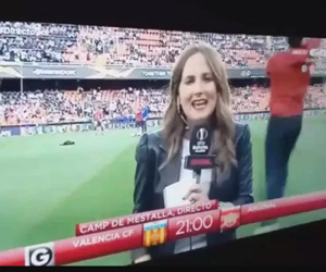 Hy hữu: Nữ phóng viên bị sút vào đầu khi tác nghiệp trận Arsenal