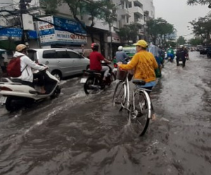 Video - Ảnh: Mưa lớn diện rộng ở Sài Gòn, nhiều phố phường ngập úng và kẹt xe