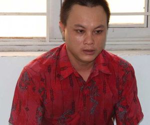 Vừa mãn tù tội xúc phạm quốc kỳ, nam thanh niên cầm dao tấn công cảnh sát