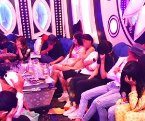 70 nam nữ phê ma túy trong quán karaoke ở miền Tây