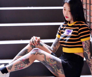 Cô gái Hàn Quốc bị chửi rủa, nhổ nước bọt giữa phố vì xăm kín người