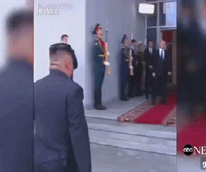 Hội nghị Nga Triều: Ông Kim Jong Un mắc lỗi trang phục, đội ngũ ngoại giao 'tối sầm mặt'