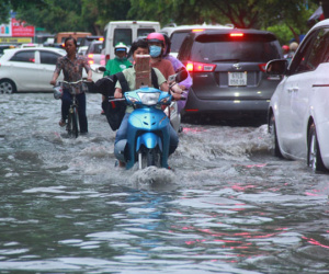 Khu nhà cao cấp Thảo Điền ngập như sông, người lớn hì hục đẩy xe chết máy, trẻ nhỏ ướt sũng sau giờ tan học