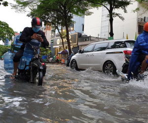 Sài Gòn mưa lớn, nhiều tuyến đường bị ngập