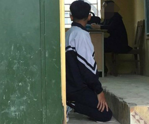 Xôn xao hình ảnh nam sinh lớp 9 bị cô giáo bắt quỳ gối ngay trong lớp học