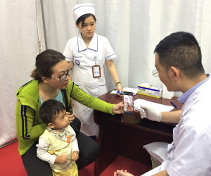 Bác sĩ giật mình vì bé trai mới 2 tuổi đã bị trĩ, nguyên nhân là do chế độ ăn uống của bé