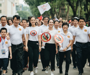 Chùm ảnh: 8.000 người mang logo 'Đã uống rượu bia - Không lái xe' cùng tuần hành trên phố đi bộ Hồ Gươm