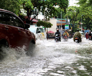 TP HCM: Mưa trắng trời trưa cuối tuần, 'khu nhà giàu' Thảo Điền lại ngập